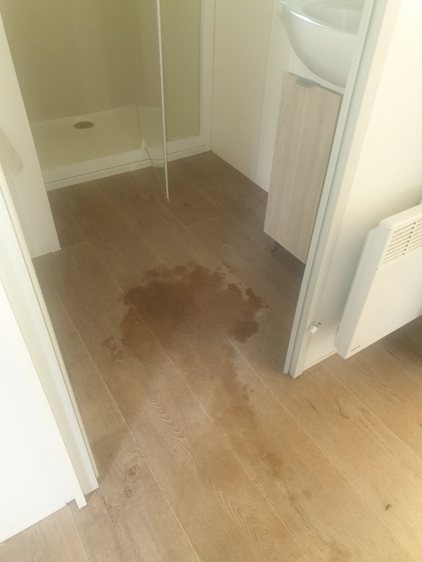 réparation plancher et remplacement de lino sur mobil home Trigano au camping les Prairies de La Mer à Port-Grimaud proche de St Tropez dans le Var