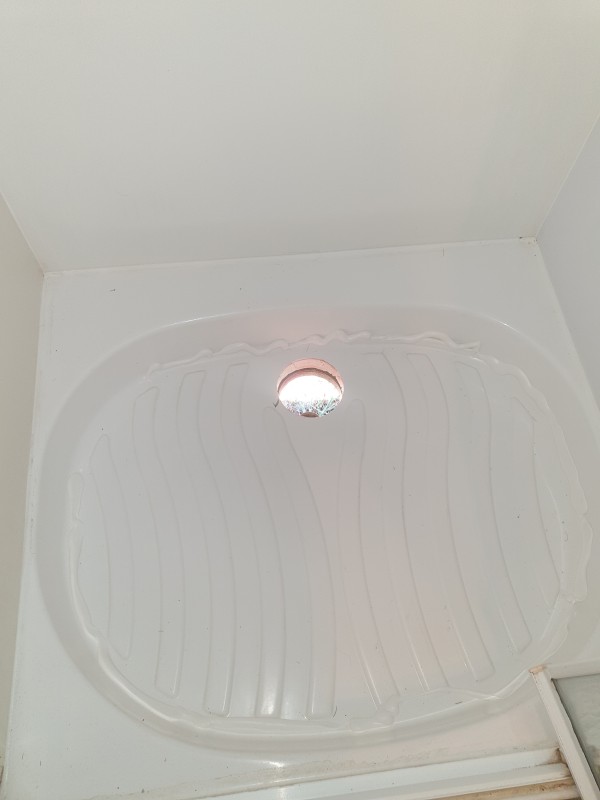 Mise en place d'un surbac de douche sur Mobil-home IRM au camping capfun la Malisonne à la Cadiere d'Azur