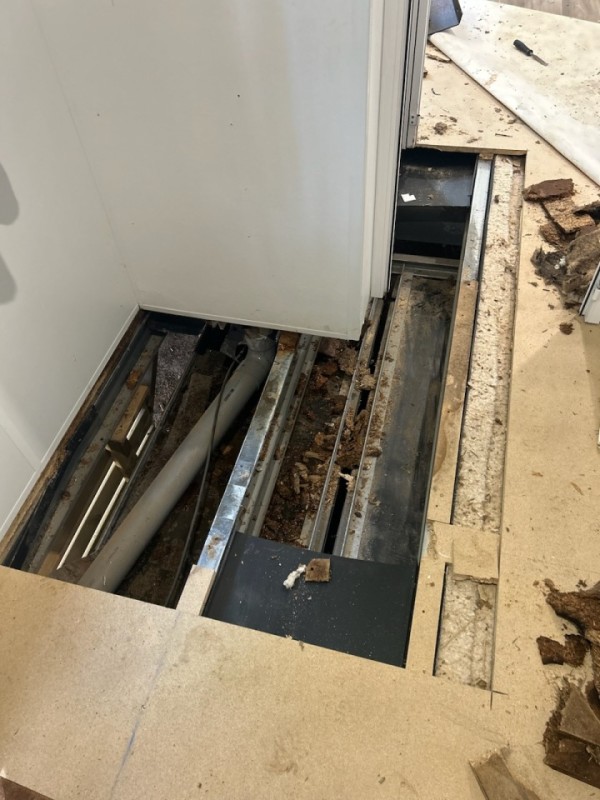 dépose du plancher dans la chambre du mobil home