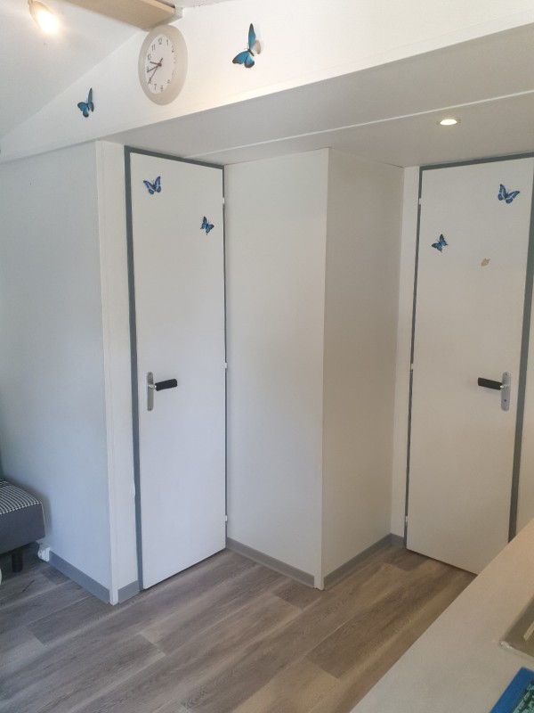 Déplacement de la cloison du salon pour agrandissement de la chambre enfant sur Mobil-home de marque rapidhome au camping Vert Gapeau à la londe les maures dans le var proche Hyères et Toulon