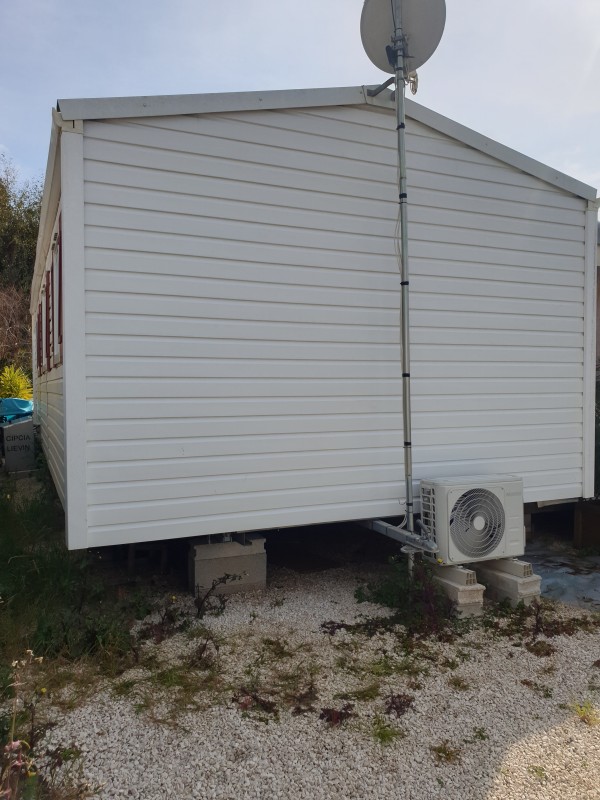 Réparation de bardage de mobil home de marque I.R.M au camping les pins-maritimes Hyères suite à une intempérie