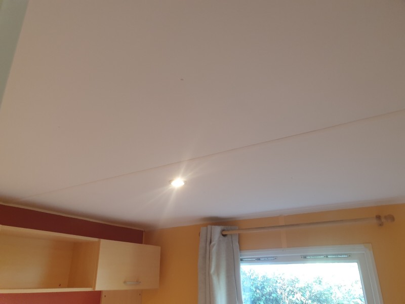 peinture du plafond de mobil home dans chambre 